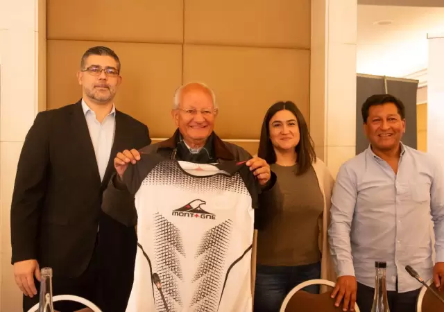 El doctor Abel Albino, fundador de Con�n, mostrando la remera de la marat�n/