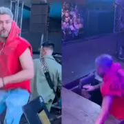 El  momento en que un cantante se hunde en el escenario durante un recital