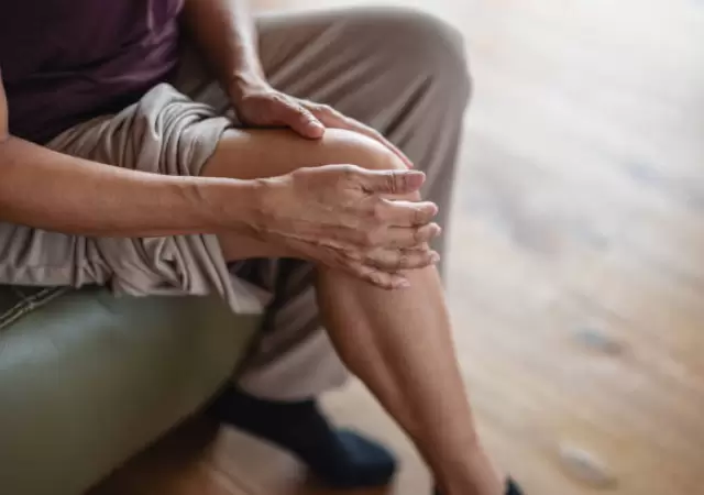 Mover las piernas de manera compulsiva.