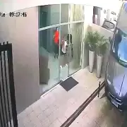 Metió el coche en un estacionamiento con rampa y cayó desde un primer piso