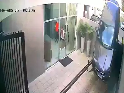 Momento en que el Cronos cae de punta desde varios metros de altura.