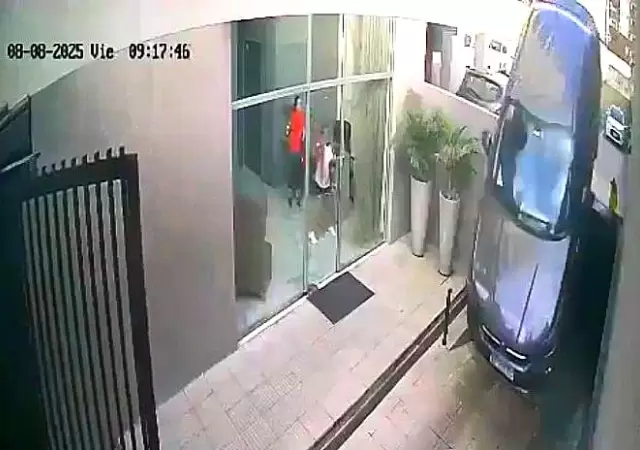 Momento en que el Cronos cae de punta desde varios metros de altura.