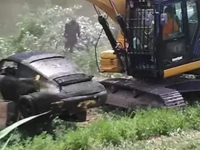 Momento en el que el Porsche era rescatado del r�o donde cay� hace unos cuatro a�os.