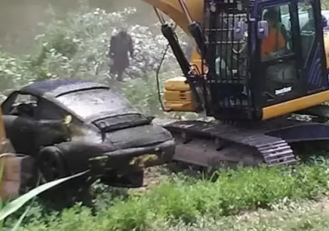Momento en el que el Porsche era rescatado del r�o donde cay� hace unos cuatro a�os.