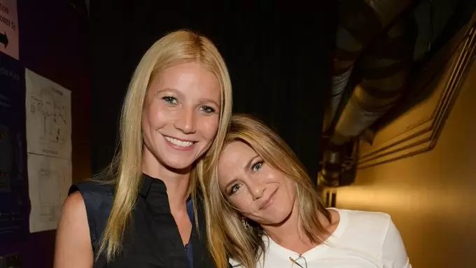 Jennifer Aniston revela c�mo habla con Gwyneth Paltrow sobre su ex en com�n.
