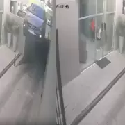 El momento en que un auto sali� del estacionamiento y termin� cayendo al vac�o