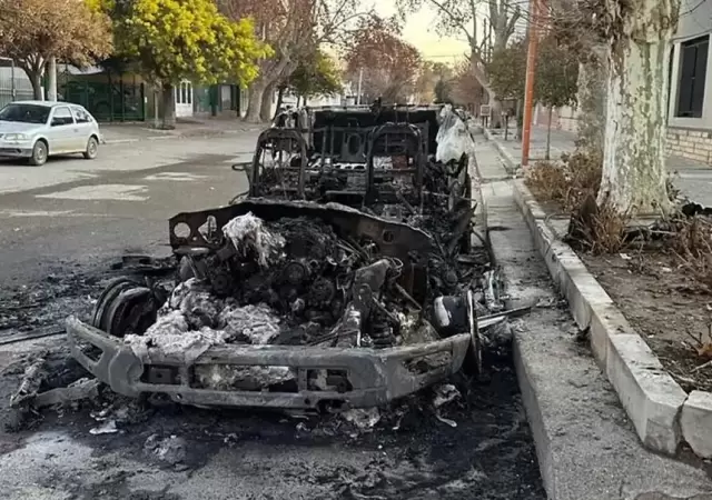 Camioneta incendiada de Marcos Rojo.