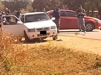 En este auto blanco fue encontrado uno de los cad�veres. (Foto: web)