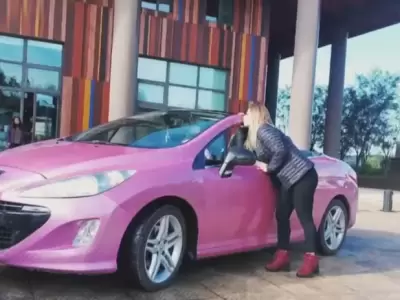 El auto rosa por el que fue apodada como La Barbie Narco/ Fuente: Web