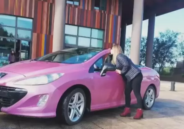 El auto rosa por el que fue apodada como La Barbie Narco/ Fuente: Web