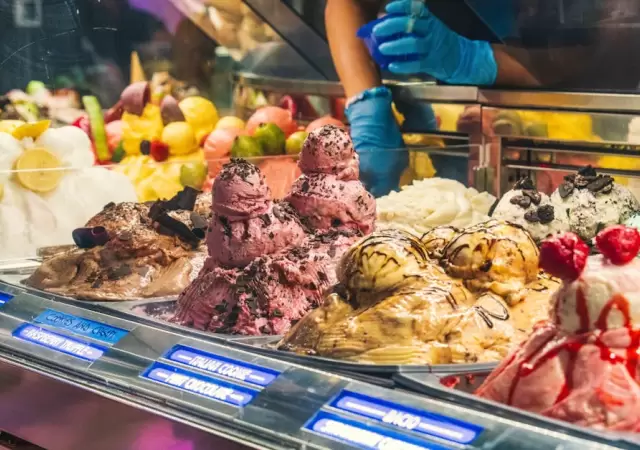 Del�itese Con Un Refrescante Helado De Chocolate Y Menta En El Caf� Gelato Del Bellagio Las Vegas