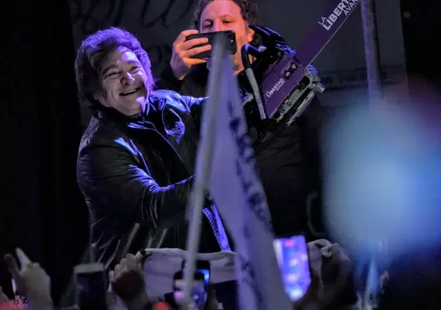 Apertura del acto con Milei y la motosierra