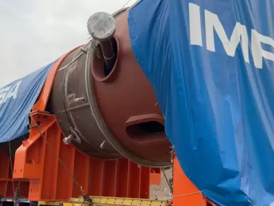 El reactor construido por IMPSA para YPF avanza por las calles mendocinas.