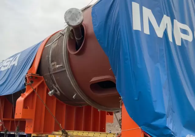 El reactor construido por IMPSA para YPF avanza por las calles mendocinas.