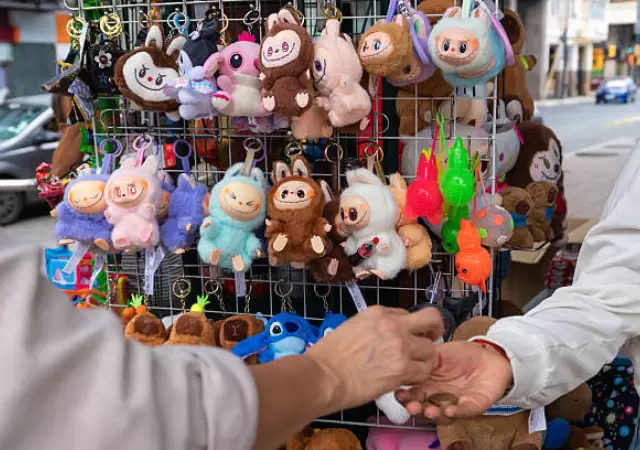 Labubu: el fen�meno de los peluches que causa furor y alerta por posibles riesgos.