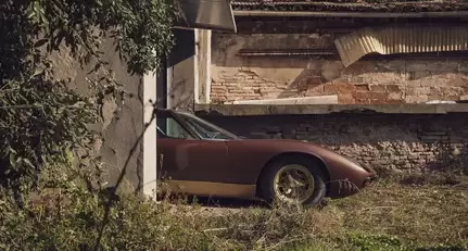 El coche está pintado en un tono metálico profundo, denominado Luchi del Bosco. Ese tono se aplicó en apenas tres unidades de la Serie II.
