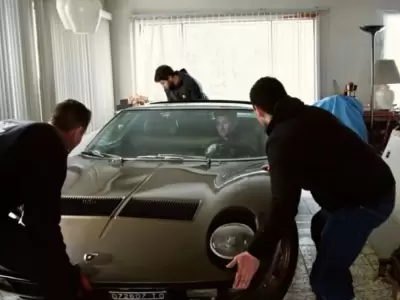 Entr� por un garaje. Para sacarlo, hubo que derribar una pared.