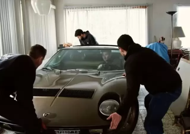 Entr� por un garaje. Para sacarlo, hubo que derribar una pared.