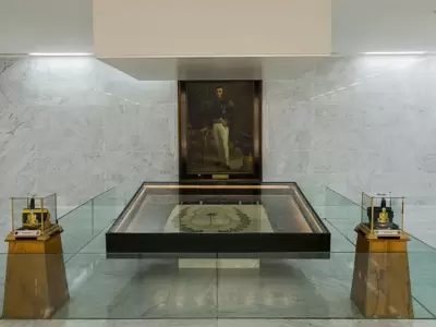 Nuevo cuadro de San Mart�n en el memorial.