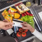 Comer en cuotas: 1 de cada 2 argentinos usa la tarjeta de crédito para llenar la heladera