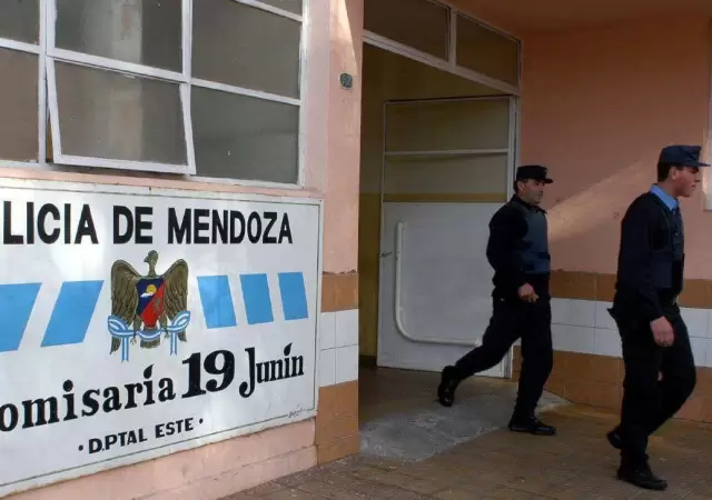 �l trabaja en Jun�n. Ella, en Rivadavia. Ambos han sido separados de la fuerza, por precauci�n.