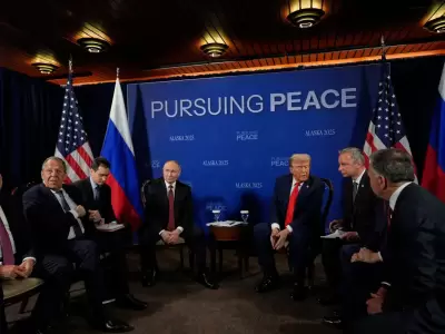 Putin y Trump dialogan secundados por sus respectivas delegaciones.