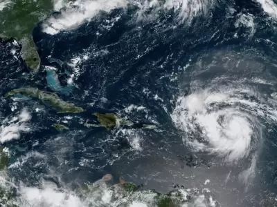 El ojo del hurac�n va adquiriendo m�s potencia y desciende sobre el Caribe.