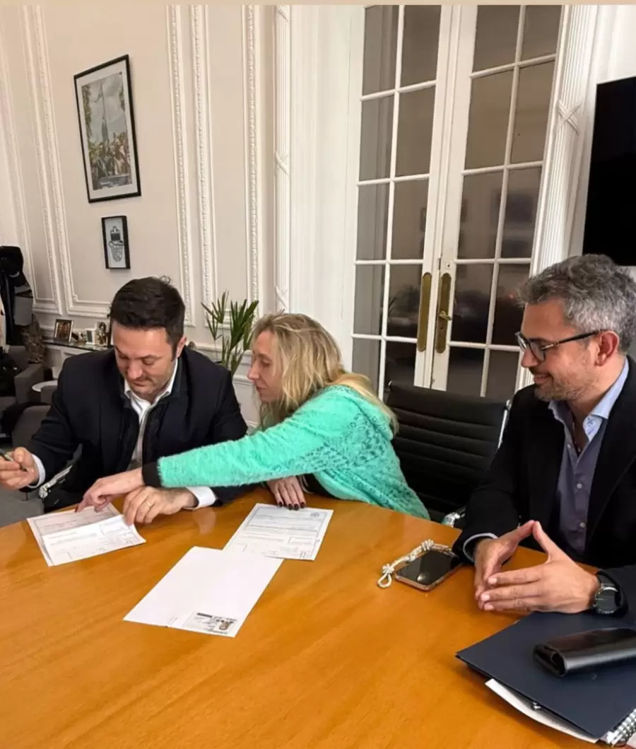 Luis Petri firma la afiliaci�n a LLA
