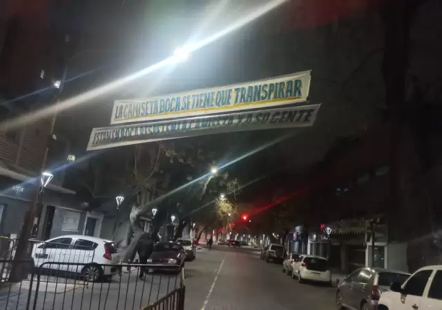 Aparecieron pasacalles pidi�ndoles a los jugadores de Boca que respeten la camiseta