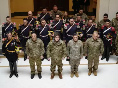 El ministro de Defensa Luis Petri junto al presidente Javier Milei y los Granaderos de Casa Rosada/ Fuente: X