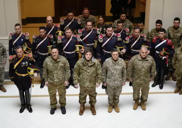 El ministro de Defensa Luis Petri junto al presidente Javier Milei y los Granaderos de Casa Rosada/ Fuente: X