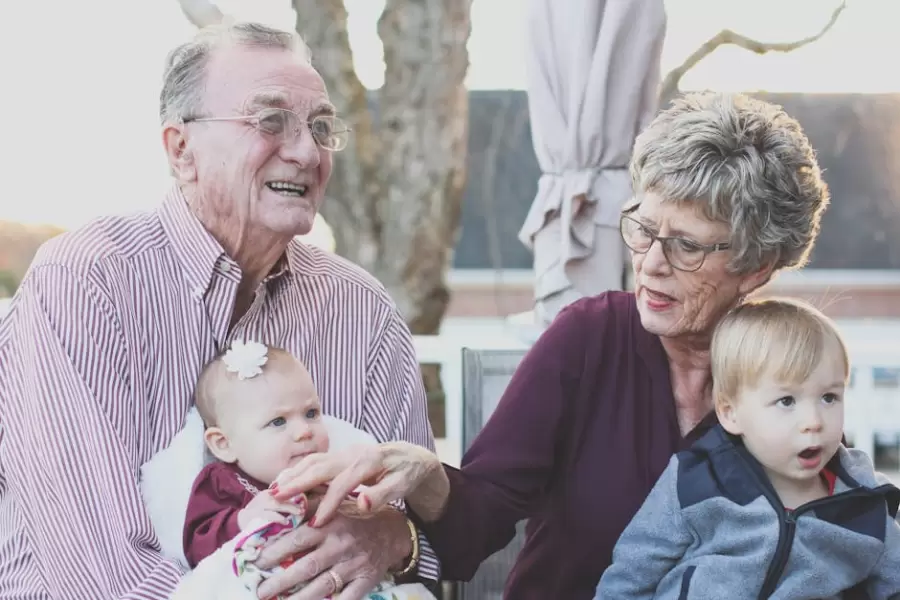 Abuela Y Abuelo Con Ni�o En Su Regazo
