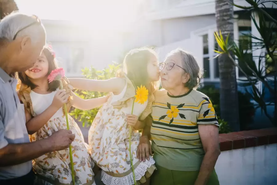 Nietos Besando A Sus Abuelos