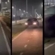 �Casi lo mata! El irresponsable conductor que meti� el auto en una ciclov�a