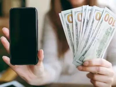 Con un celular se puede descubrir un d�lar falso.