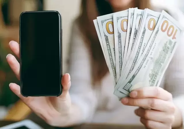 Con un celular se puede descubrir un d�lar falso.
