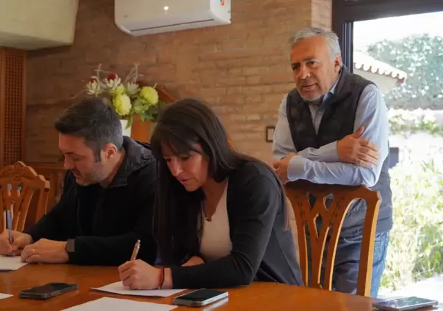 Luis Petri y Pamela Verasay firman el acta de presentaci�n de candidaturas a la vista de Cornejo