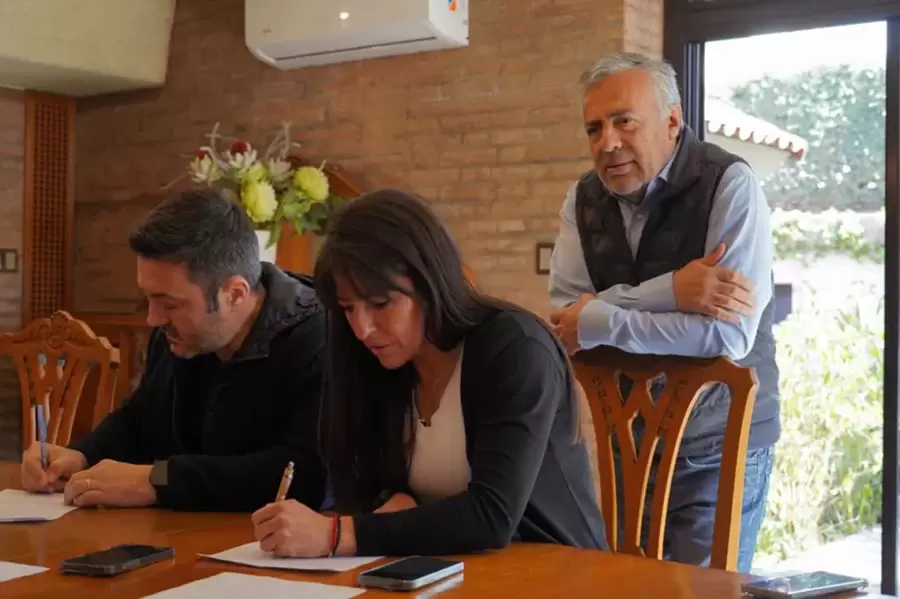 Luis Petri y Pamela Verasay firman el acta de presentaci�n de candidaturas a la vista de Cornejo