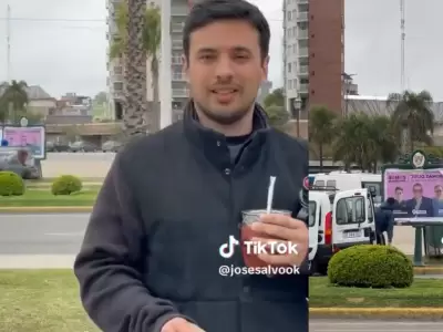 Fuerza Patria denunci� que en 9 minutos taparon un cartel con propaganda del intendente Julio Zamora.