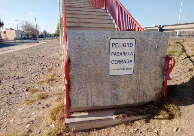 Pasarela que cruza el Acceso Este a la altura de la calle Tirasso en Guaymalln/ Fuente: Ciudadano News