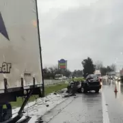 Consternaci�n por la terrible consecuencia del choque entre un cami�n y un auto