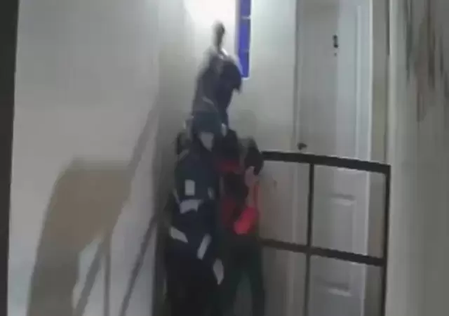 Joven golpeado por la polic�a de Santa Cruz.