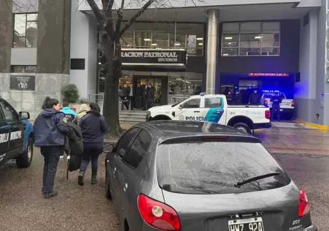 Frente del edificio en el que ocurri� la tragedia. (Foto: Polic�a de la Provincia de Buenos Aires) - web