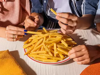 La forma perfecta de cocinar papas fritas, seg�n algunos, es pasarlas por tres cocciones. Mucho para un restaurant.
