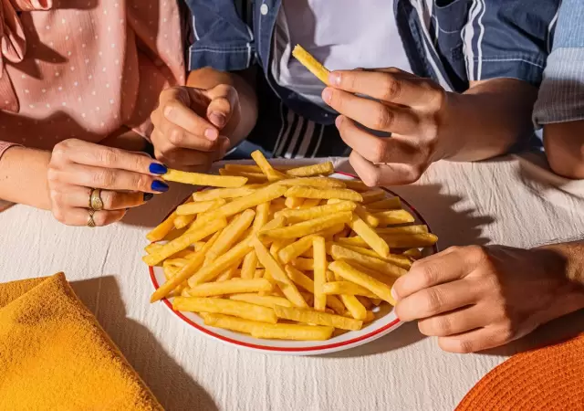 La forma perfecta de cocinar papas fritas, seg�n algunos, es pasarlas por tres cocciones. Mucho para un restaurant.