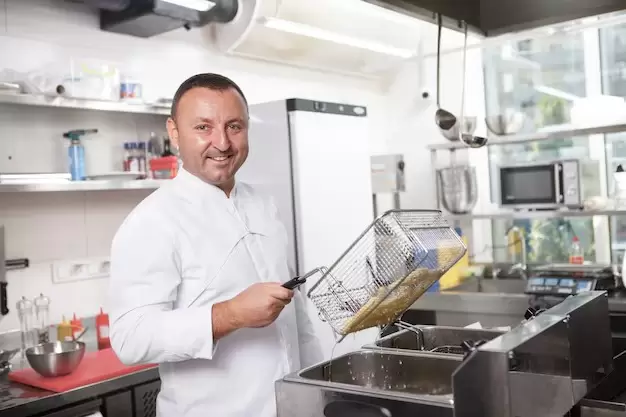 Un cocinero feliz. L�gico, est� cocinando papas fritas.