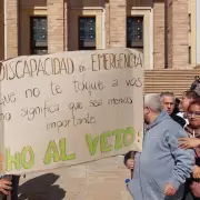 Familiares de personas con discapacidad reclamaron en Casa de Gobierno