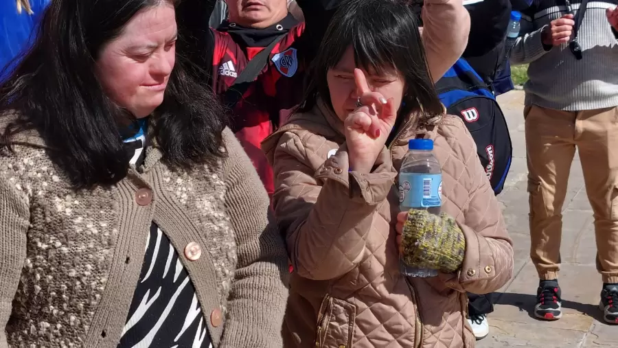 Adultos y j�venes, presentes en la explanada de la Casa de Gobierno.