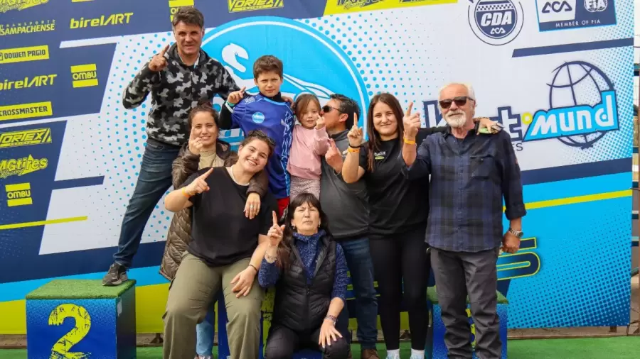 Equipo completo festejando la consagraci�n del peque�o.