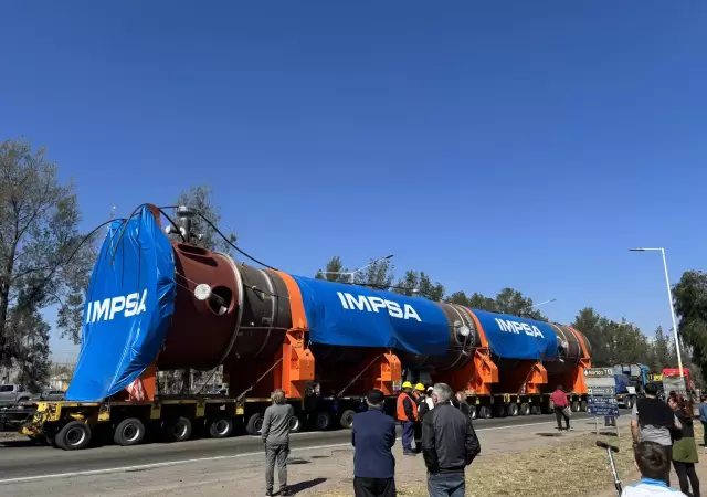 El reactor hecho por IMPSA lleg� a la planta de YPF en Luj�n de Cuyo.